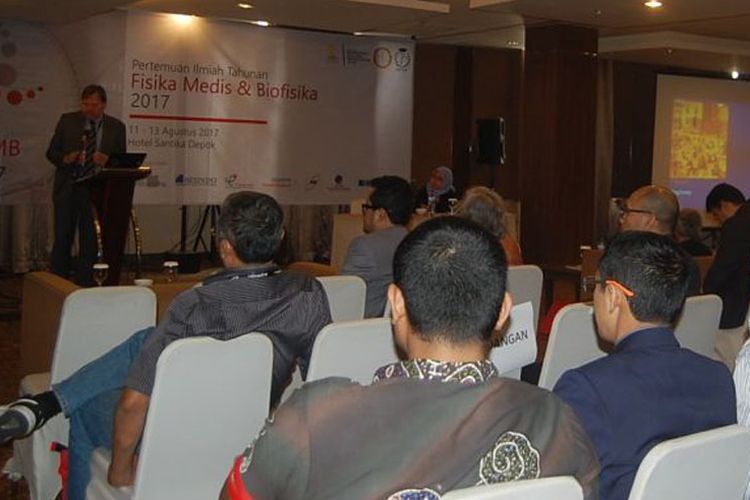 Prof Dale L Bailey menjelaskan mengenai pemanfaatan kedokteran nuklir di Australia kepada peserta Pertemuan Ilmiah Tahunan Fisika Medis dan Biofisika Indonesia di Depok, Jawa Barat, pekan lalu. 