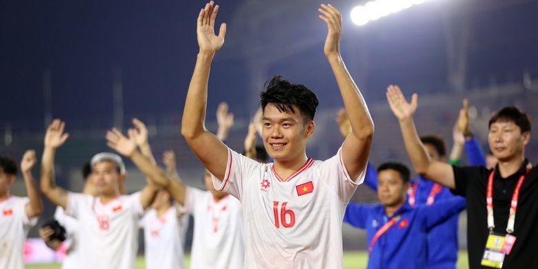 Bek Timnas Vietnam, Nguyen Thanh Chung, merayakan kemenangan 4-1 negaranya atas Laos pada laga Grup B Piala AFF 2024, Senin (9/12/2024).