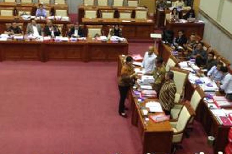 Ketua Panitia Seleksi Calon Pimpinan KPK Destry Damayanti mengikuti rapat dengan Komisi III DPR RI di Kompleks Parlemen, Senayan, Jakarta, Senin (23/11/2015).