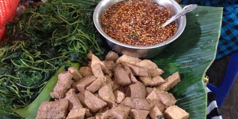 Kuliner Brambang Asem terdiri daun ubi dicampur sambal asam jawa yang terasa pedas dan manis. 