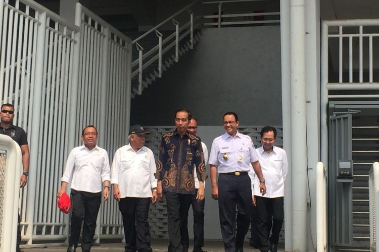 Presiden Joko Widodo meninjau kawasan Gelora Bung Karno (GBK), Jakarta, Selasa (16/10/2018). 