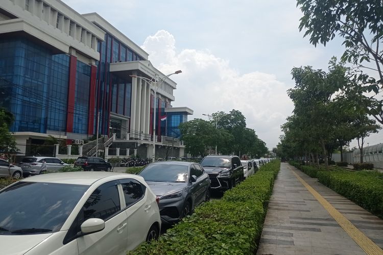 Pengendara Keluhkan Gangguan Akibat Parkir di Badan Jalan Depan PN Jakut
