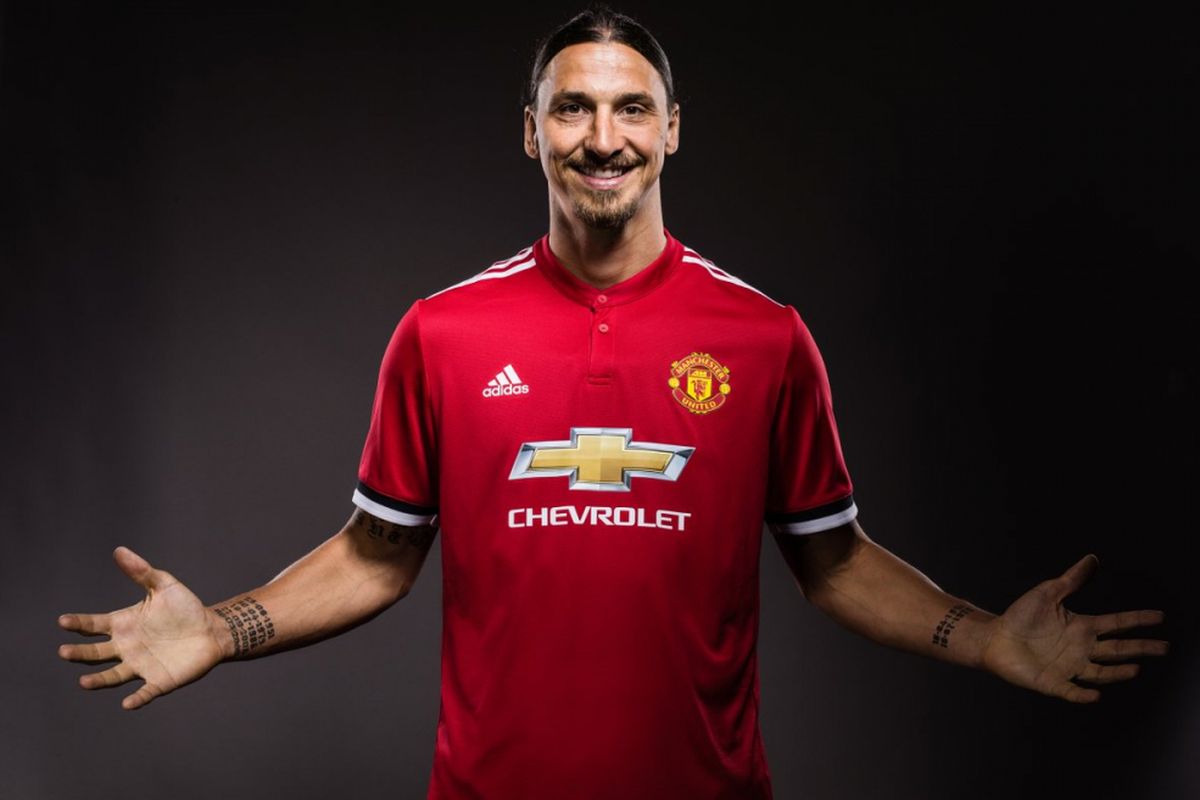 Zlatan Ibrahimovic kembali ke Old Trafford dan menandatangani kontrak setahun bersama Manchester United, Kamis (24/8/2017). 