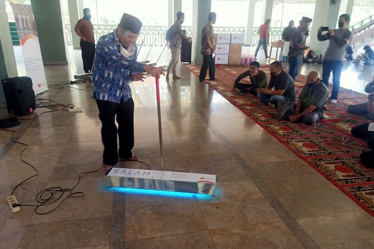 Pras Prasetyo, Direktur Utama Yayasan Masjid Nusantara menunjukkan cara penggunaan SALAM (Sterilisasi Lantai Masjid), alat untuk menyinari lantai masjid dengan sinar ultra violet untuk membunuh virus corona yang menempel di lantai, Jumat (28/8/2020).