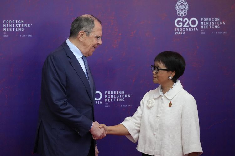 Menteri Luar Negeri Indonesia Retno Marsudi (kanan) berjabat tangan dengan Menteri Luar Negeri Rusia Sergei Lavrov dalam KTT Menlu G20 di Nusa Dua, Bali, Indonesia, Jumat (8/7/2022). Lavrov menjadi delegasi negara anggota G20 yang telah hadir di Bali pada Minggu (13/11/2022).
