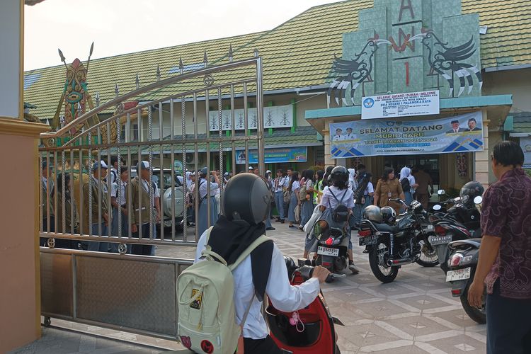 Hari Pertama Sekolah, Puluhan Siswa SMAN 1 Palangka Raya Telat, Jam Masuk Diperketat