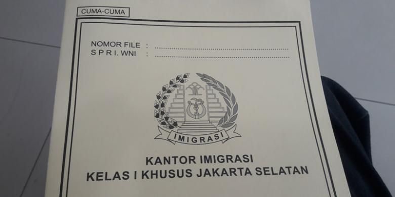 Mengurus paspor di Kantor Imigrasi Kelas 1 Khusus Jakarta Selatan, Senin (24/10/2016). 
