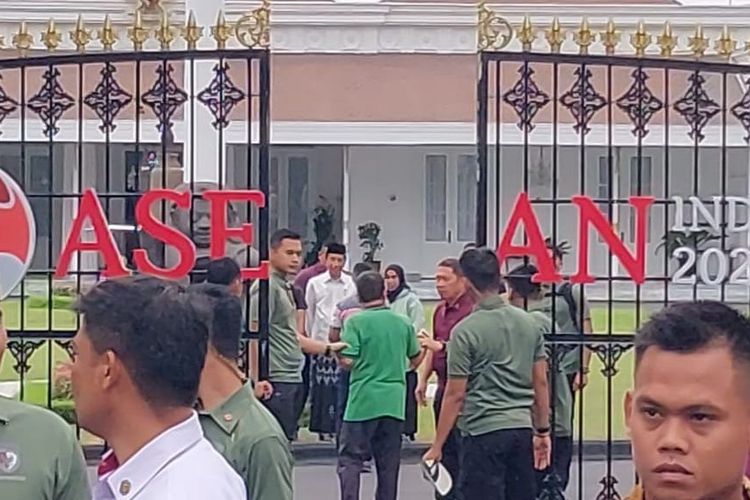 Presiden Joko Widodo (Jokowi) menyapa masyarakat di depan Istana Kepresidenan Yogyakarta atau Gedung Agung, Kamis (29/6/2023).