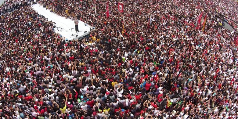 Calon Presiden Joko Widodo memberikan orasi dalam acara Konser Salam 2 Jari Menuju Kemenangan Jokowi-JK, di Stadion Utama Gelora Bung Karno, Senayan, Jakarta, Sabtu (5/7/2014). Konser ini dihadiri oleh ribuan simpatisan Jokowi-JK. 