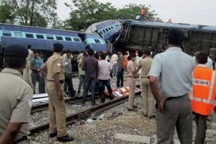 Foto yang diambil pada 2014 ini memperlihatkan polisi dan petugas kereta api India, memeriksa puing-puing gerbong KA Gorakhpur Express yang bertabrakan dengan sebuah kereta barang yang sedang parkir di sebuah stasiun di negara bagian Uttar Pradesh. 