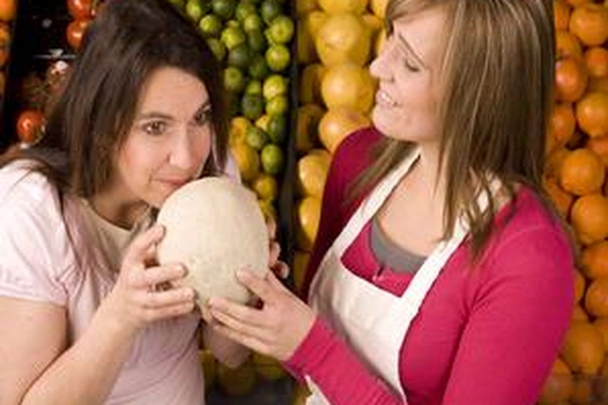 Pelanggan butuh servis dari perusahaan agar bisa merasa nyaman dan kembali lagi untuk berbelanja di sana. 