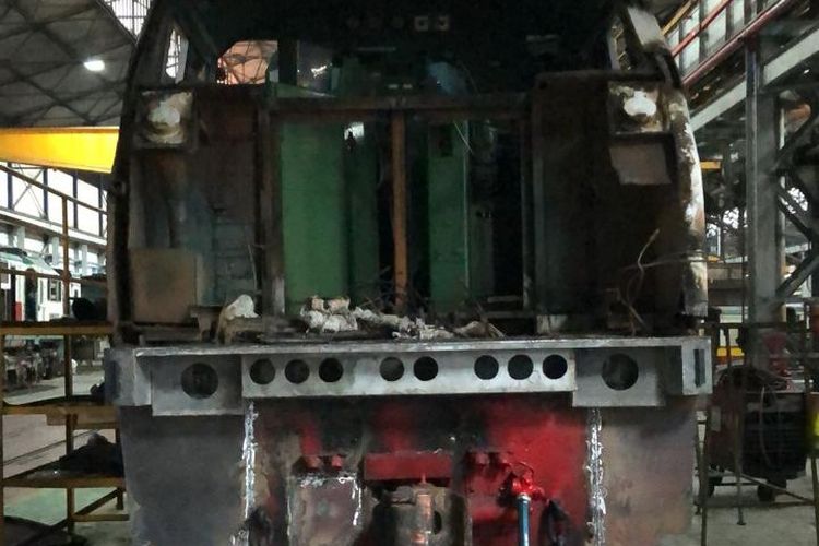 DIPERBAIKI-Lokomotif Kereta Api Rapih Dhoho yang rusak akibat kecelakaan di Tulungagung sementara diperbaiki  di  Balaiyasa Yogyakarta