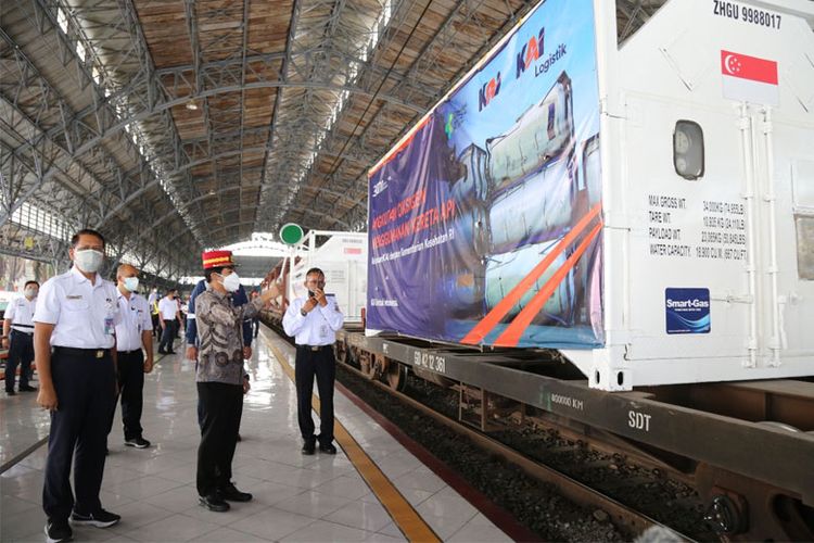 PT KAI melalui KAI Logistik membantu Kementerian Kesehatan (Kemenkes) dalam menyalurkan oksigen ke wilayah-wilayah yang membutuhkan.