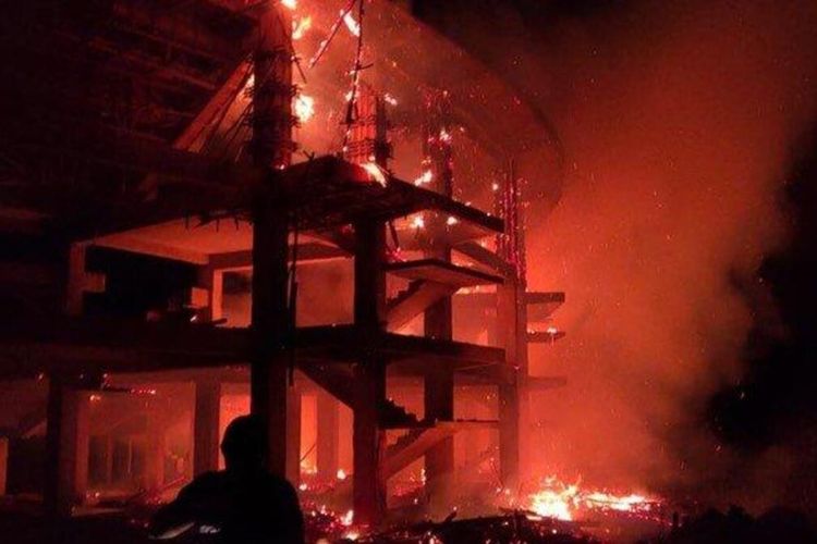 Gedung sport hall yang terbakar di Bangka Barat, Sabtu (8/1/2022) malam.