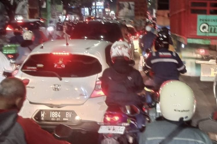 Lampu Lalu Lintas Mati, Jalan Kenjeran Surabaya Macet Panjang