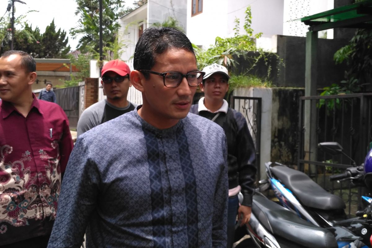 Calon wakil gubernur DKI Jakarta Sandiaga Uno saat menghadiri pelatihan OK-OCE tentang make up dan kecantikan di Mampang, Jakarta Selatan, Rabu (22/3/2017).