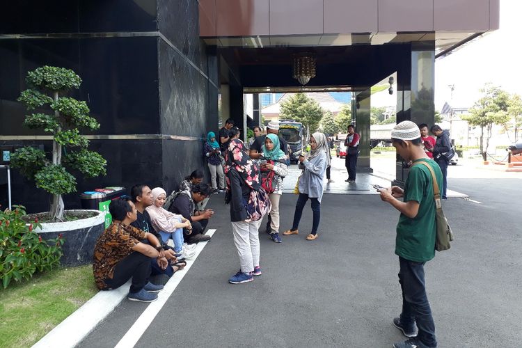 Wartawan menunggu pemeriksaan Khofifah di Mapolda Jawa Timur, Jumat (26/4/2019)