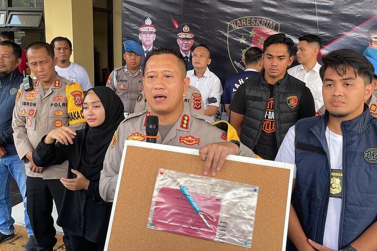 Kapolresta Bandung Kombes Pol Kusworo Wibowo saat melaksanakan gelar perkara pada Senin (30/10/2023) terkait pembunuhan seorang anggota gang motor di Kecamatan Baleendah, Kabupaten Bandung, Jawa Barat pada Minggu (29/10/2023)