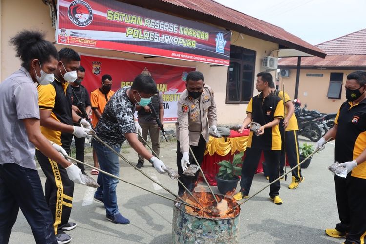 Kapolres Jayapura, Fredrickus W.A Maclarimboen (tengah), saat melakukan pemusnahan narkoba jenis ganja dengan cara membakarnya di halaman Mapolres Jayapura, Sabtu (25/6/2022).