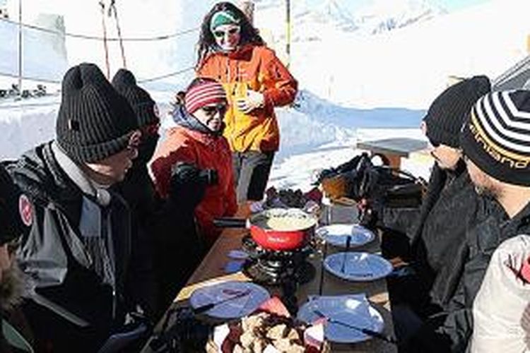 Menikmati fondue, makanan nasional Swiss, di ketinggian 3.089 meter di obyek wisata tertinggi di Swiss sejak 1898, Gornergrat.
