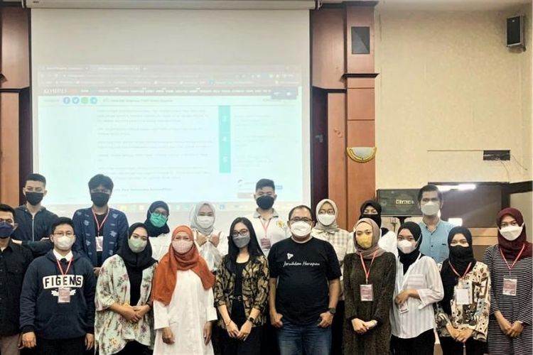 Managing Editor Kompas.com Johanes Heru Margianto (tengah berkaos hitam) memberikan materi pelatihan ?Penulisan Jurnalistik? di Universitas Muhammadiyah Malang (13/5/2022).

