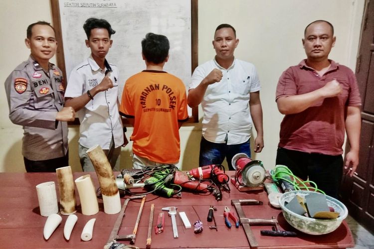 Tersangka dan barang bukti bisnis pipa rokok gading gajah yang ditangkap anggota Polsek Seputih Surabaya, Rabu (25/10/2023).