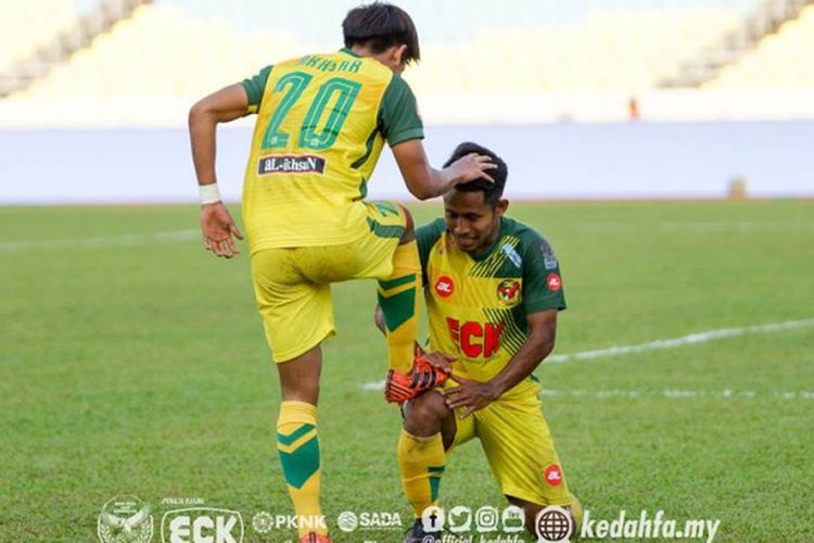 Selebrasi ala menyemir sepatu dilakukan dua pemain Kedah FA, Akhyar Rashid dan Andik Vermansah (kanan), usai membobol gawang PKNP FC pada laga Liga Super Malaysia 2018 di Stadion Negeri Pulau Pinang, Penang pada Minggu (11/2/2018) sore. 