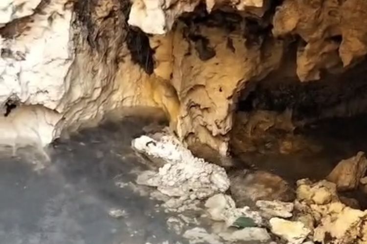 Sungai bawah tanah yang ditemukan warga Desa Rang Perang Kecamatan Proppo Kabupaten Pamekasan di dalamnya mengalir air bersih, Jumat (14/11/2025)