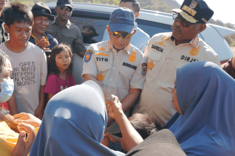 Disetop Ibu-ibu Korban Gempa di Nagekeo, Menteri Tito Titip Uang Rp 50 Juta