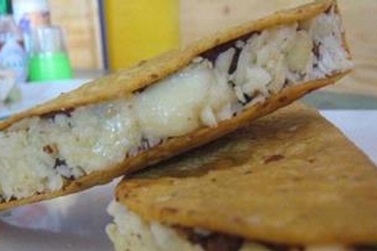 Taco dengan lelehan keju di ujungnya. 