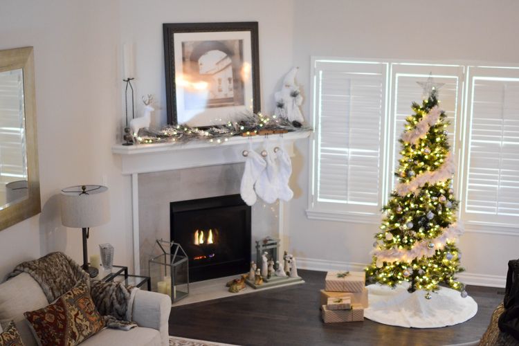 Ilustrasi pohon Natal di ruangan