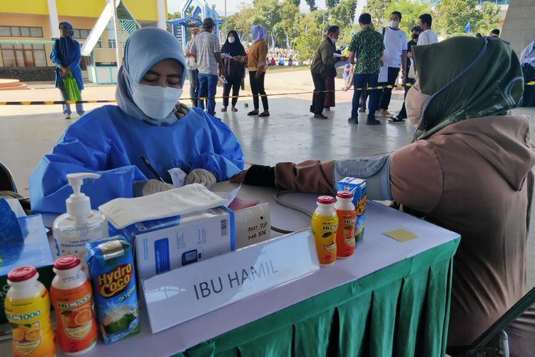 Seorang ibu hamil sedang mengikuti vaksinasi Covid-19 yang digelar Kalbe dan Kompas Gramedia di Sabilulungan, Kabupaten Bandung, Jawa Barat, Rabu (13/10/2021).
