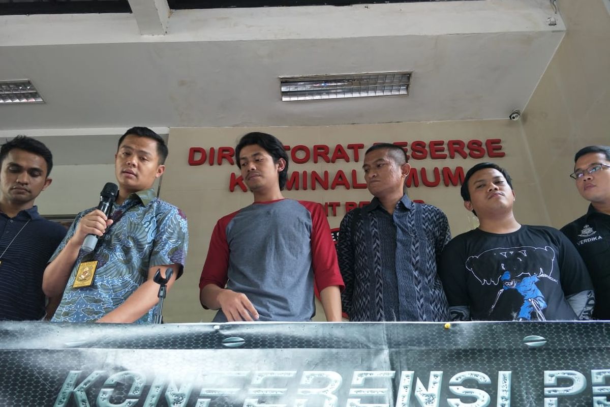 Mahasiswa perguruan tinggi negeri di Bandung bernama Hatif (tiga dari sebelah kiri) dan mahasiswa perguruan tinggi asal Jakarta bernam Nabil (dua dari sebelah kanan) di Polda Metro Jaya, Jakarta Selatan, Jumat (27/9/2019).