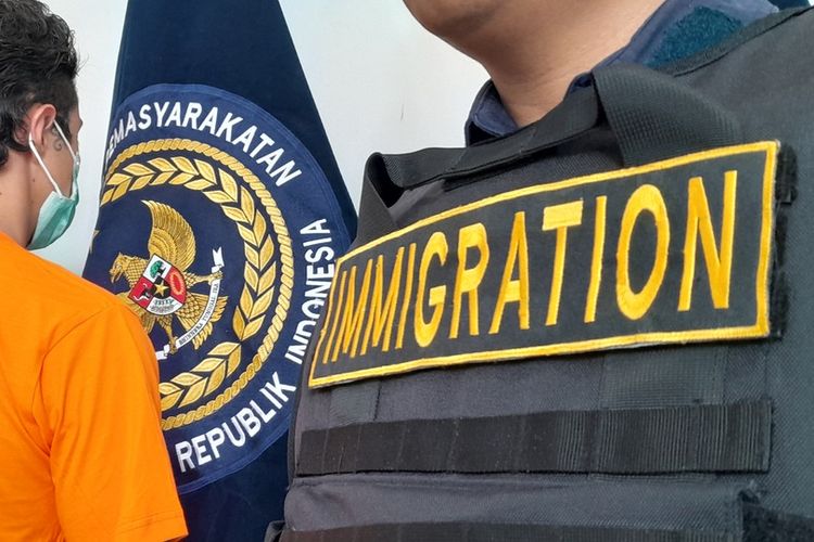 Penyalahgunaan Izin Tinggal Terbongkar, Imigrasi Bandung Deportasi 21 WNA dari Subang