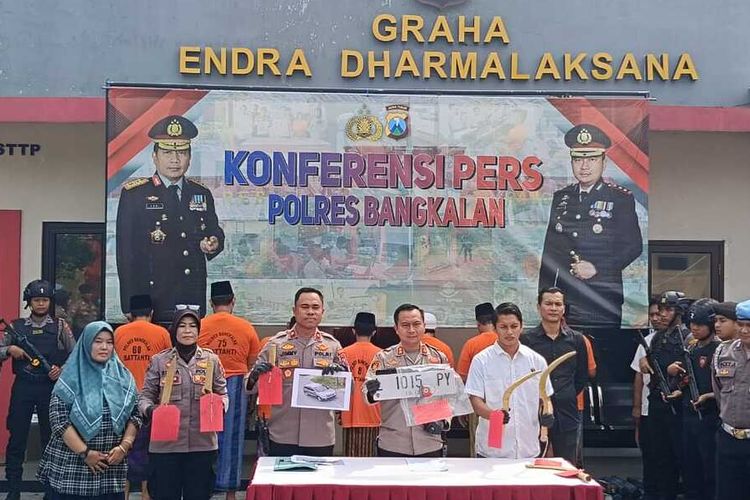 Kapolres Bangkalan AKBP Wiwit Ari Wibisono beserta jajarannya saat mempublikasikan pelaku pembacokan di Jalan Raya Halim Perdana Kusuma pekan lalu, di Mapolres Bangkalan