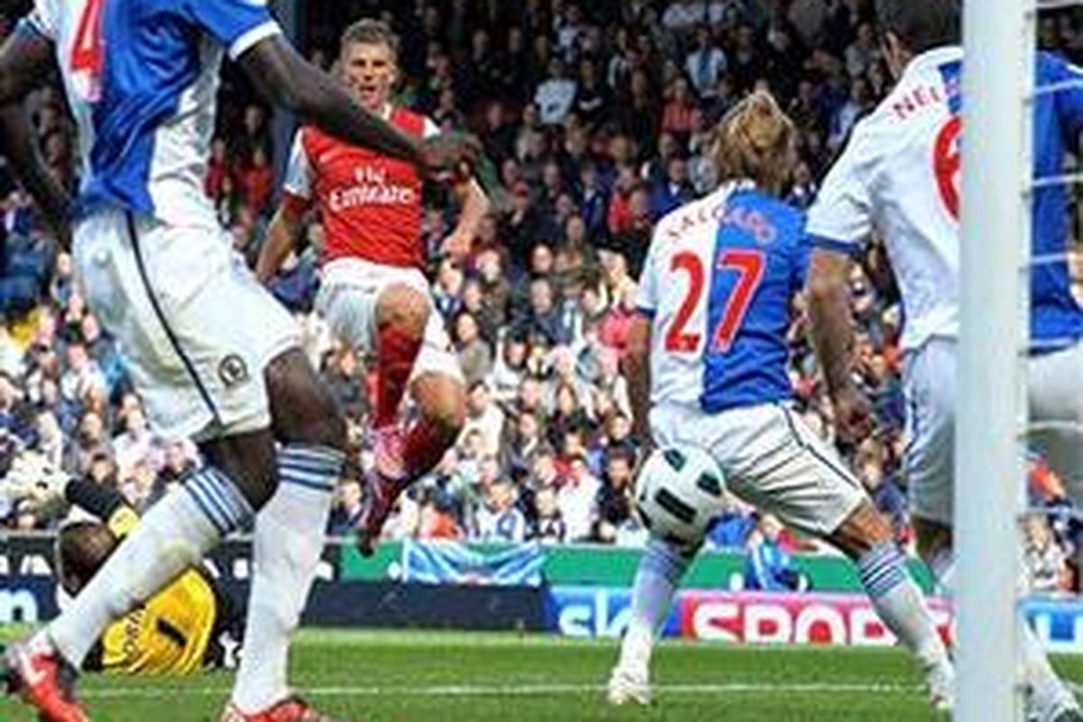 Gelandang Arsenal, Andrei Arshavin (kedua dari kiri) mencetak gol yang menentukan kemenangan timnya 2-1 atas Blackburn Rovers, pada lanjutan Premier League, Sabtu (28/8/2010).