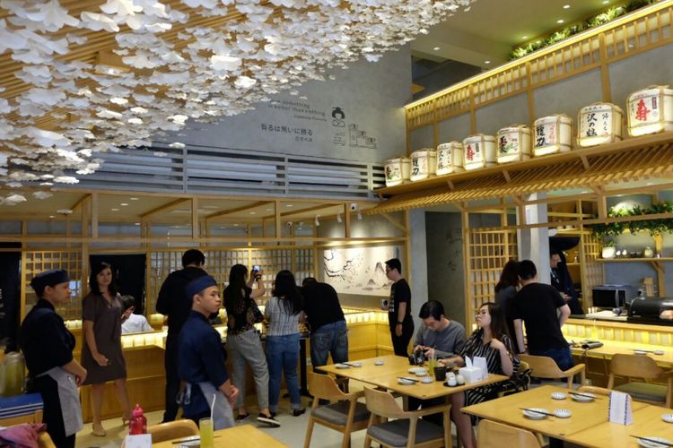 Interior salah satu gerai Sushi Hiro di Kelapa Gading, Jakarta Utara, Kamis (15/3/2018).