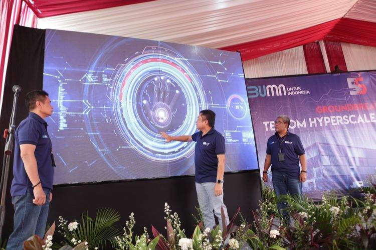 Direktur Utama Telkom Indonesia Ririek Adriansyah (tengah) bersama Direktur Network & IT
Solution Telkom Herlan Wijanarko (kanan) dan Direktur Wholesale & International Service Telkom Dian
Rachmawan melakukan seremoni groundbreaking HyperScale Data Center Telkom di Area Bekasi, Kamis
(9/7/2020).