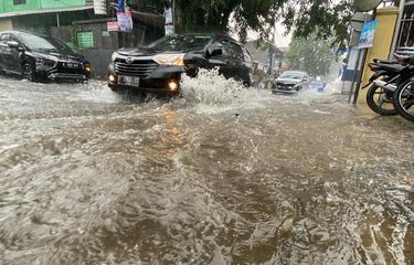 Kota Cimahi Terendam Banjir, Arus Lalu Lintas Sempat Terputus