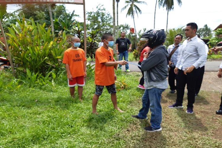 Setelah memukul korban, tersangka OU lari ke arah belakang tersangka FL. Adegan saat rekonstruksi di TKP, Senin (28/10/2019) pukul 12.31 Wita