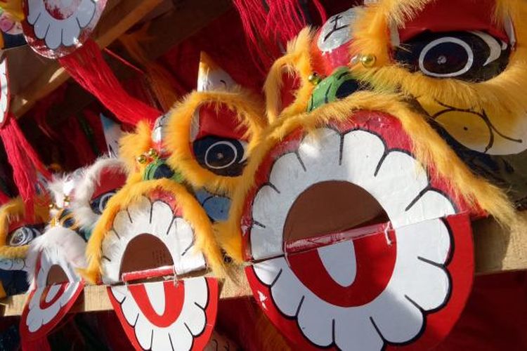 Topeng kecil barongsai yang dijajakan oleh seorang pedagang.