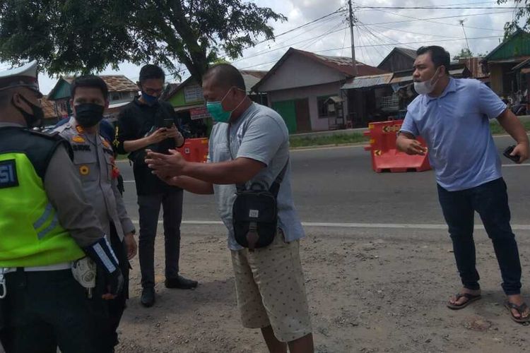 Pengendara mobil yang melintas di Simpang Nilakandi, Kertapati, Palembang, Sumatera Selatan,marah-marah lantaran mengaku diminta uang Rp 100.000 oleh oknum polisi untuk diizinkan lewat, Kamis (6/5/2021).