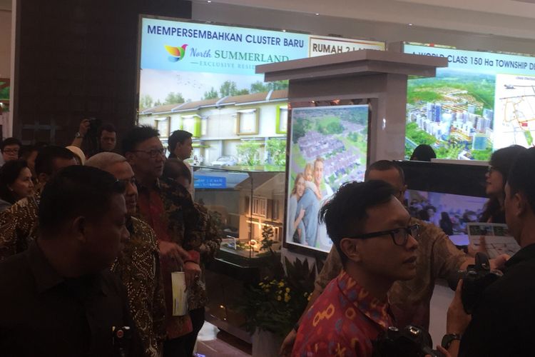 Menteri Dalam Negeri Tjahjo Kumolo meninjau pameran Indonesia Future City di Indonesia Convention and Exibition (ICE) BSD, Tangerang, Kamis (14/9/2017).