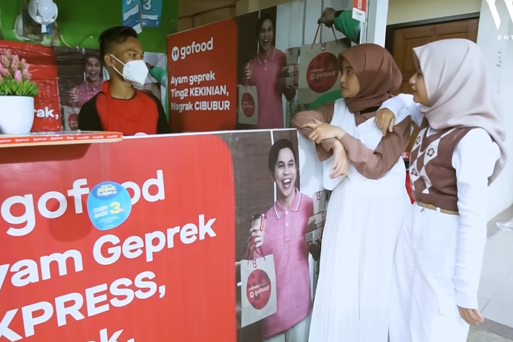 Arafah dan Halda bersama Mian, pemilik usaha Ayam Geprek Express.