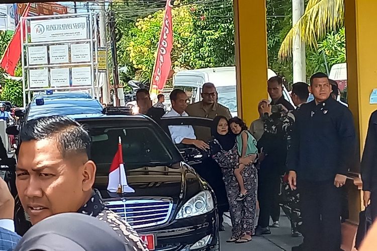 Presiden Jokowi menyempatkan diri swafoto bersama warga, di Sleman, DI Yogyakarta, Rabu (28/8/2024)