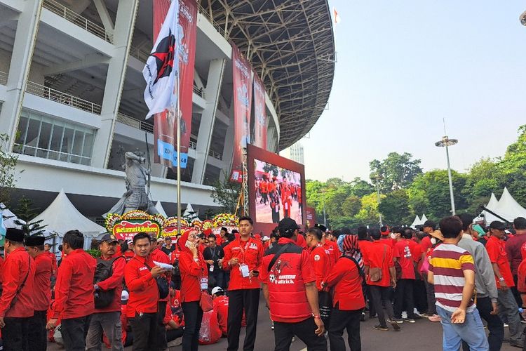 Massa kader PDI Perjuangan dari berbagai daerah sudah berkumpul di kawasan Gelora Bung Karno pada Sabtu (24/7/2023) pagi untuk mengikuti acara puncak peringatan Bulan Bung Karno yang digelar pada siang nanti.