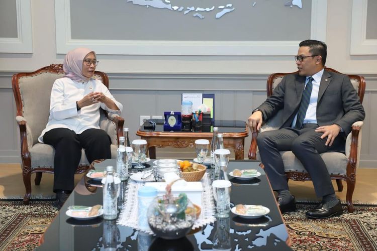 Menteri Pendayagunaan Aparatur Negara dan Reformasi Birokrasi (PANRB) Rini Widyantini menerima audiensi Menteri Luar Negeri (Menlu) Sugiono, di Kantor Kementerian PANRB, Jakarta, Senin (5/1/2026).