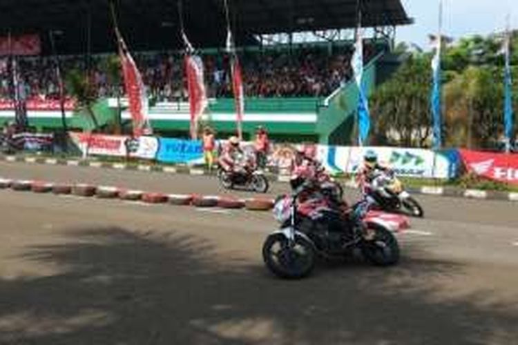 Para pebalap bersaing pada gelaran Honda Dream Cup di Cimahi, Jawa Barat, Minggu (24/7/2016).