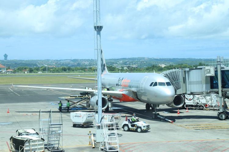 Maskapai Jetstar mendarat di Bandara I Gusti Ngurah Rai, Bali secara perdana, Jumat (8/4/2022).