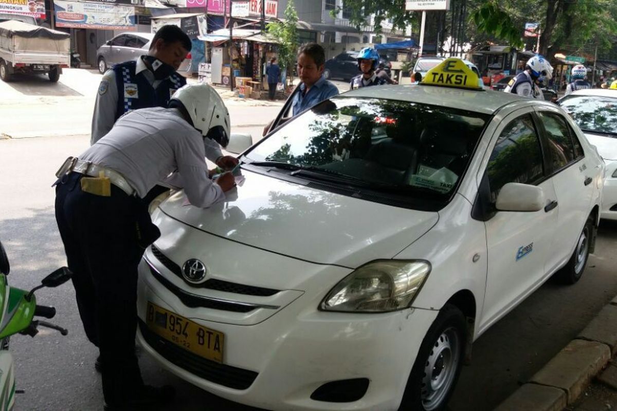 Sopir taksi yang menangis ketika ditindak di Kebayoran Baru, Jakarta Selatan pada Rabu (25/10/2017).